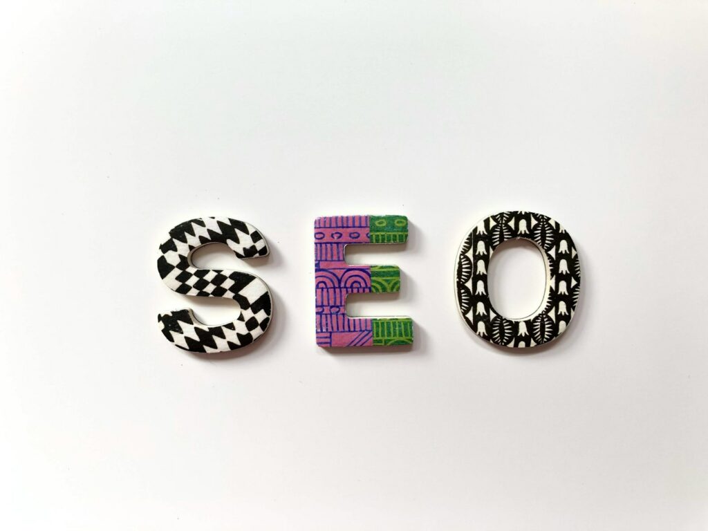 Letras decorativas formando la palabra SEO, simbolizando estrategias para mejorar el posicionamiento SEO.