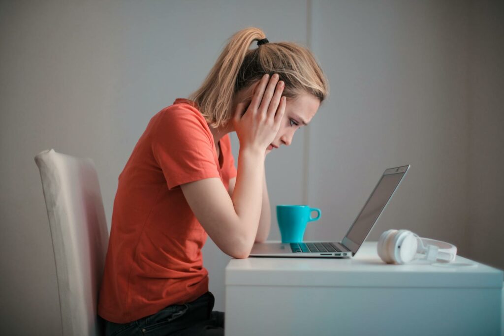 Evita los errores en redes sociales que frenan el crecimiento de tu negocio. Descubre los 5 fallos más comunes y cómo solucionarlos paso a paso.